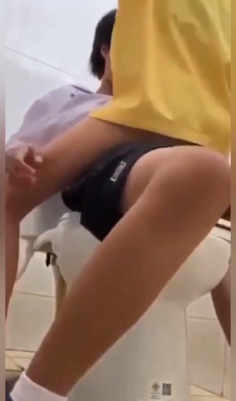 Đôi bạn thân ra chơi rủ nhau vào wc địt lén